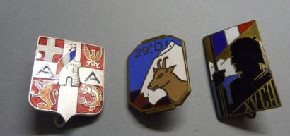 null Lot de trois insignes grandes unités armée des Alpes

29ème DI, SNF

XVème CA...