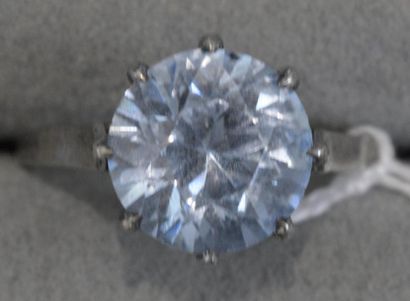 null Bague en argent (800/°°) ornée d'une pierre bleue à l'imitation de l'aigue marine
TDD...