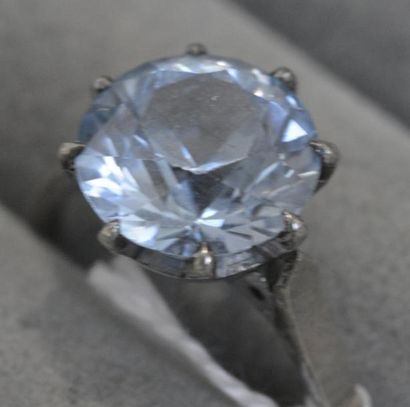 null Bague en argent (800/°°) ornée d'une pierre bleue à l'imitation de l'aigue marine
TDD...