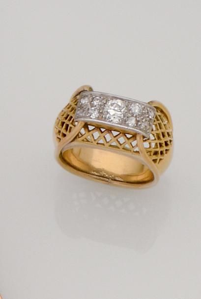 null Bague Dôme en or jaune 18K (750/°°) à décor de résille ajourée ornée d'un motif...