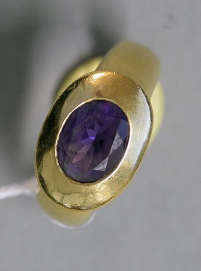 null Bague en or jaune 18 K (750/°°) ornée d'une améthyste ovale en serti bouée
TDD...