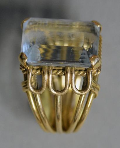 null Bague en or jaune 18K (750/°°) à fils ornée d'une pierre bleue à l'imitation...