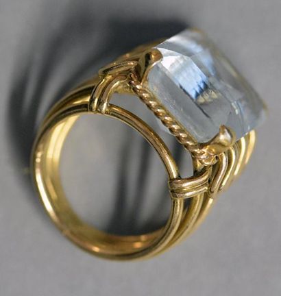 null Bague en or jaune 18K (750/°°) à fils ornée d'une pierre bleue à l'imitation...