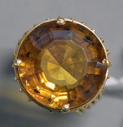 null Bague en or jaune 18K (750/°°) à fils sertie d'une pierre orange fantaisie
TDD...