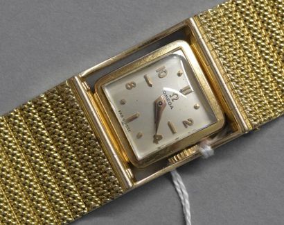OMEGA 
Montre bracelet de dame en or jaune 18K (750/°°), boîtier carré basculant,...