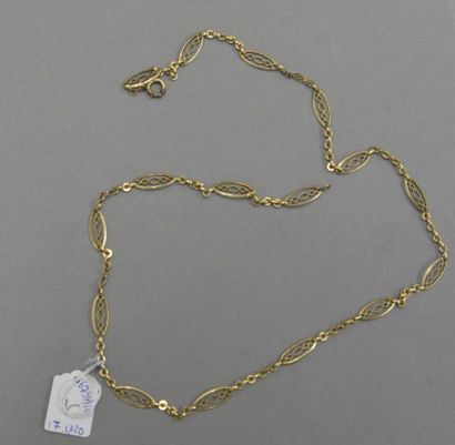 null Collier ancien en or jaune 18K (750/°°) à maillons navette ajourés alternés...