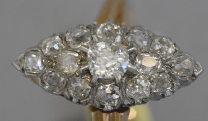 null Bague Marquise ancienne en or 18K (750/°°) de deux tons ornée d'un diamant coussin...