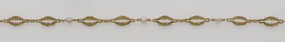 null Collier ancien en or jaune 18K (750/°°) à maillons feuillagés ciselés entrecoupés...