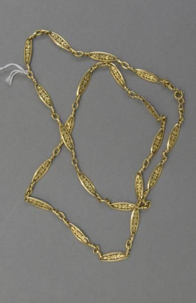 null Collier en or jaune 18K (750/°°) à maillons fuseaux ajouré et ciselé à motif...