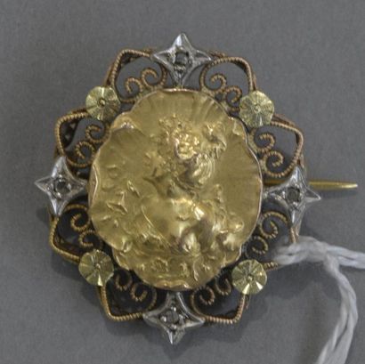 null Petite broche en or 18K (750/°°) de trois tons à décor de buste de femme, l'entourage...