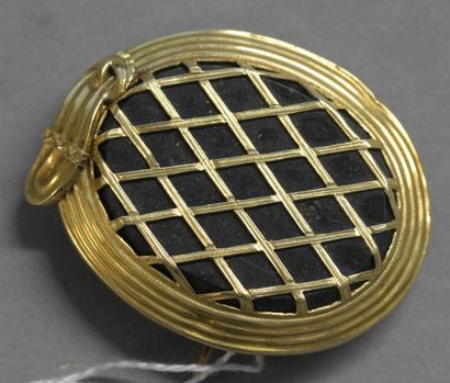 null Broche ancienne porte-montre en or jaune 18K (750/°°) centrée d'une plaque ovale...