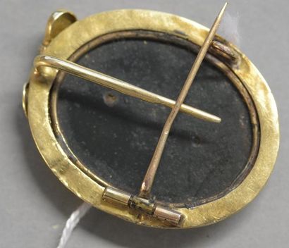 null Broche ancienne porte-montre en or jaune 18K (750/°°) centrée d'une plaque ovale...