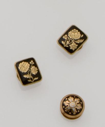 null Écrin ancien contenant trois boutons de col en or jaune 18K (750/°°) à décor...