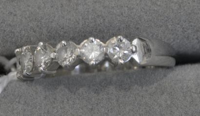 null Demi alliance en or gris 18K (750/°°) sertie de diamants taille brillant calibrant...