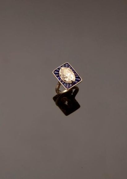 null Bague en or gris 18K (750/°°) et platine (850/°°) centrée d'un diamant navette...