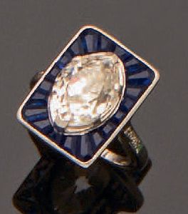 null Bague en or gris 18K (750/°°) et platine (850/°°) centrée d'un diamant navette...