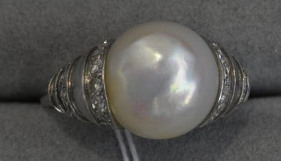 null Bague en platine (850/°°) centrée d'une perle fine, diamètre 12,4 mm, couleur...