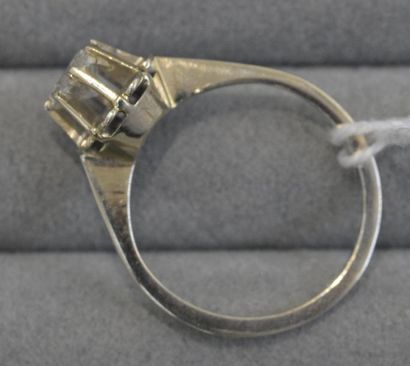 null Bague solitaire en or gris 18K (750/°°) sertie d'un diamant taille ancienne...