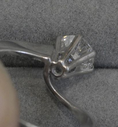 null Bague solitaire en or gris 18K (750/°°) ornée d'un diamant taille brillant calibrant...