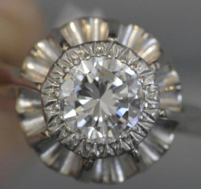 null Bague solitaire en or gris 18K (750/°°) et platine (850/°°) centrée d'un diamant...