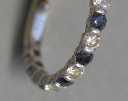 null Demi alliance en or gris 18K (750/°°) et platine (850/°°) sertie de diamants...