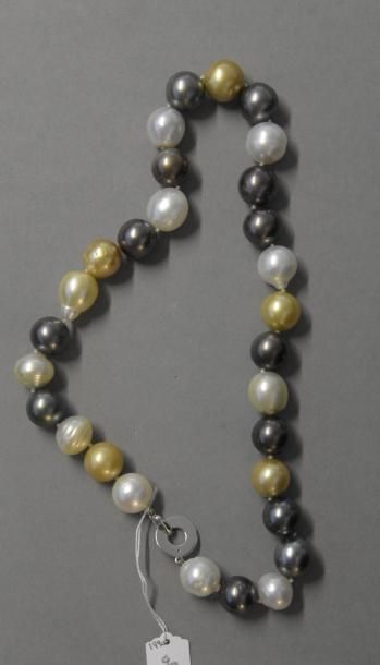 null Collier composé de perles de Tahiti, des Philippines et des mers du Sud baroques,...