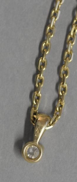 null Collier en or jaune 18K (750/°°) maille forçat agrémenté d'un pendentif serti...