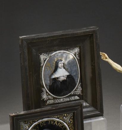 LIMOGES Émail peint, portrait en buste dans un ovale de sainte Scolastique
Ecoinçons...