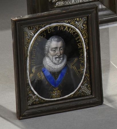 LIMOGES Plaque en émail peint: buste de Henri IV portant le grand cordon bleu de...