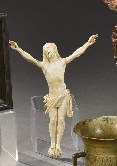 null Crucifix en ivoire. XVIIe siècle
H. 20,5 cm environ
Gerces, manque de doigts...