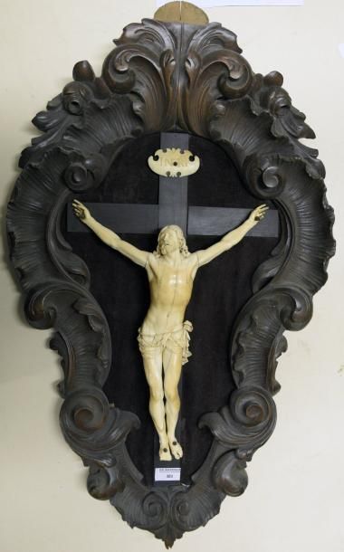 null Très beau crucifix en ivoire, Christ expirant sur une croix en bois noirci du...
