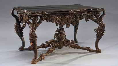 null Imposante table de milieu en bois richement sculpté et relaqué noir à décor...