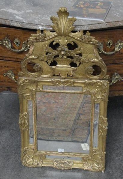 null Petit miroir à parecloses en bois doré, fronton ajouré à corbeille fleurie
XVIIIe...