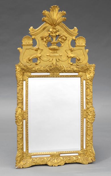 null Miroir rectangulaire à parclose en bois redoré et sculpté de palmettes et rinceaux,...