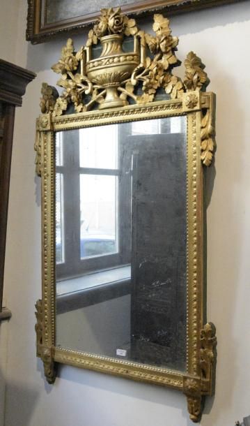 null Miroir en bois sculpté et doré
XVIIIe siècle
H. 135 cm - L. 74 cm