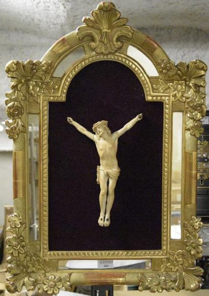 null Crucifix en ivoire
Beau cadre à parecloses en bois redoré à fronton cintré,...