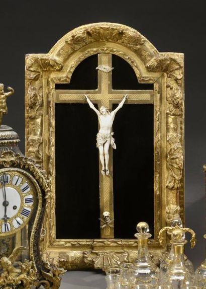 null Crucifix en ivoire sur une croix dorée
Important cadre à fronton cintré, en...