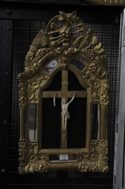 null Crucifix en ivoire dans un cadre à parcloses et fronton mouvementé en bois redoré...