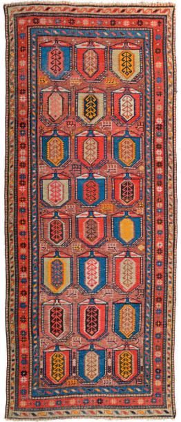 CAUCASE ANCIEN Tapis à décor de trois rangs de huit palmettes stylisées centrées...