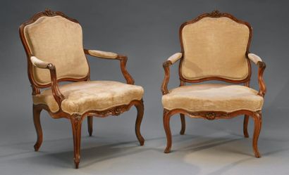 null Paire de larges fauteuils à dossier plat en bois naturel mouluré et sculpté...