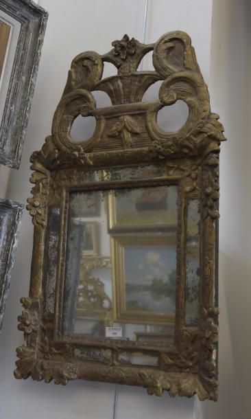 null Miroir à parcloses en bois doré à décor de fleurs
XVIIIe siècle
H. 73 cm - L....