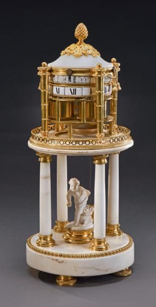 null Pendule ronde en bronze doré et marbre blanc en forme de temple à quatre colonnes...