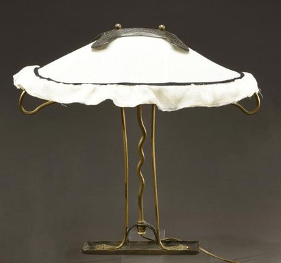 EUROPE 1900 Intéressante lampe en laiton, pour partie doré. Fût double se poursuivant...
