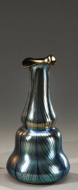 LOETZ (Johann Loetz witwe dit) Glasfabrik Phänomen Genre 7501
Vase piriforme trilobé...
