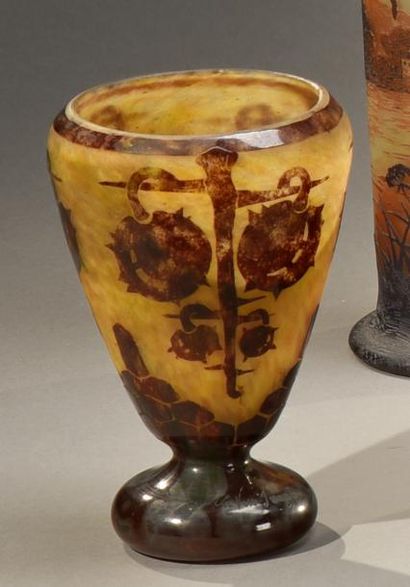 LE VERRE FRANÇAIS Marrons, vers 1922/25
Vase cornet sur piédouche. Épreuve en verre...