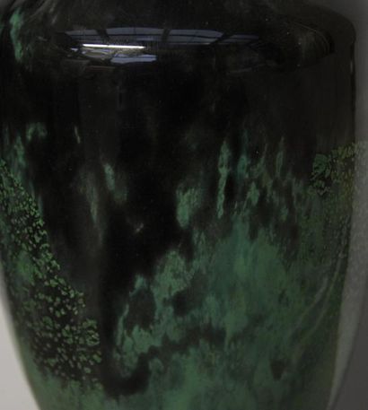 DAUM Nancy Important vase balustre à deux anses détachées modelées et collées à chaud....