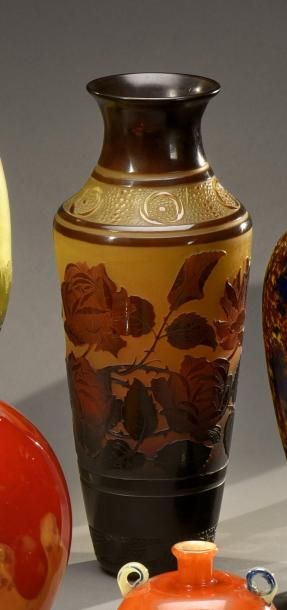 PAUL NICOLAS (1875-1952) Roses
Vase balustre à haut col terminé évasé. Épreuve en...