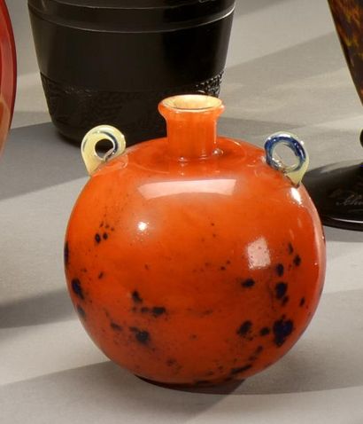 Charles SCHNEIDER (1881-1953) Vase sphérique à col soliflore et deux anses détachées...