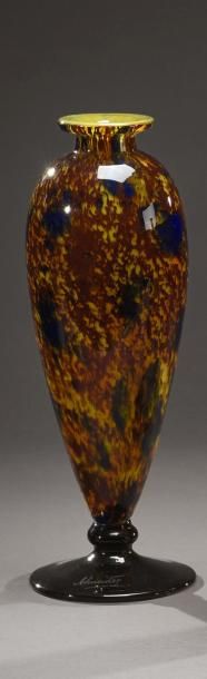 Charles SCHNEIDER (1881-1953) Vase balustre sur piédouche. Épreuve en verre aux colorations...