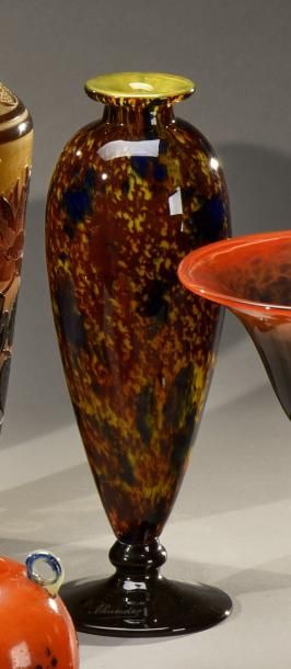 Charles SCHNEIDER (1881-1953) Vase balustre sur piédouche. Épreuve en verre aux colorations...